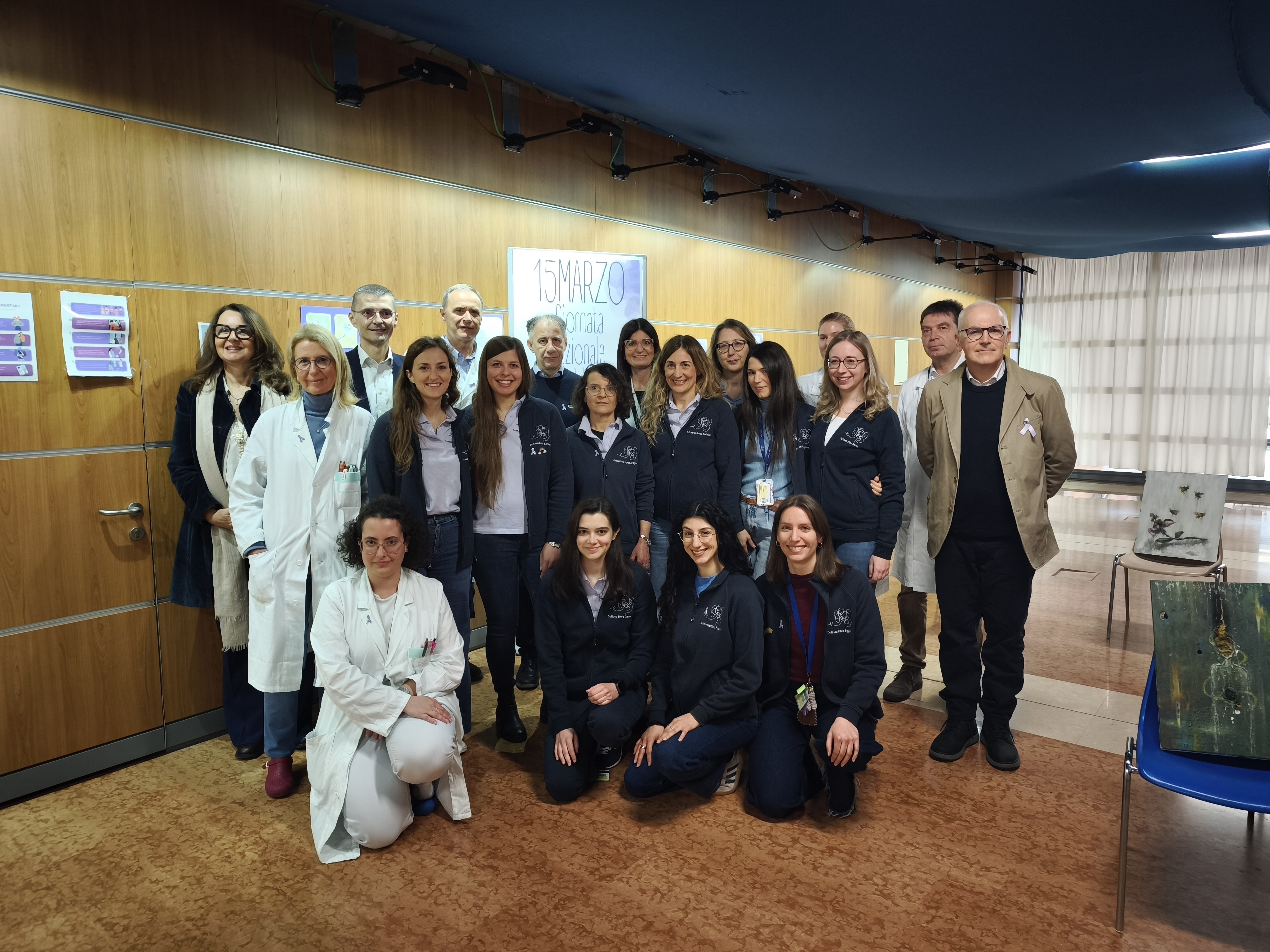 Da sx in alto Darra, Barbui, Piacentini, Petralia e Dall'Agnola con l'equipe del Centro Disturbi Alimentari.jpg